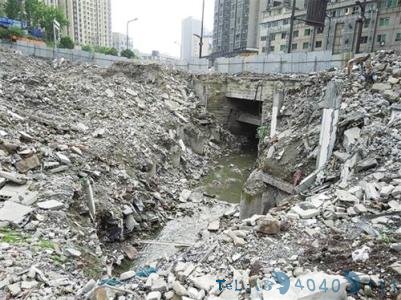 苏州清理河道发现5吨黑臭建筑垃圾 内含马桶浴缸