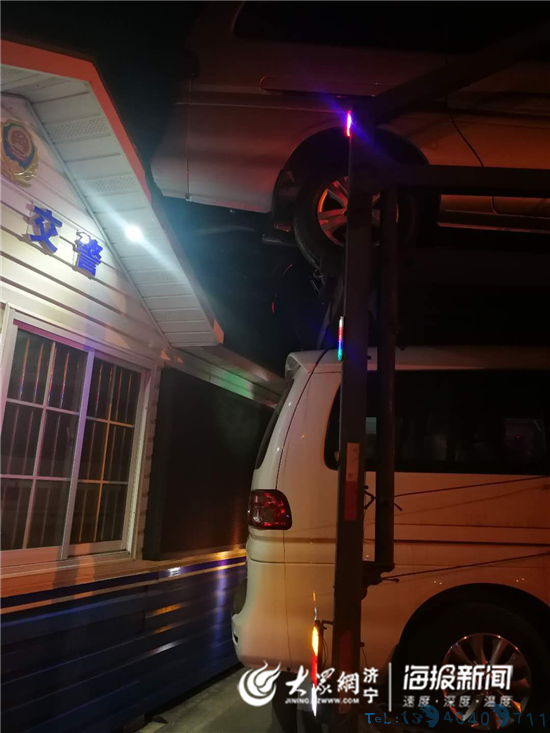 喝着白酒开着车 一大货司机济宁高速上撞警亭