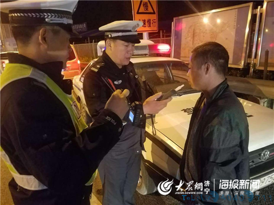 喝着白酒开着车 一大货司机济宁高速上撞警亭