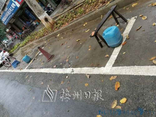 古洲路上被各种道具占用的停车位（李俊煌摄）