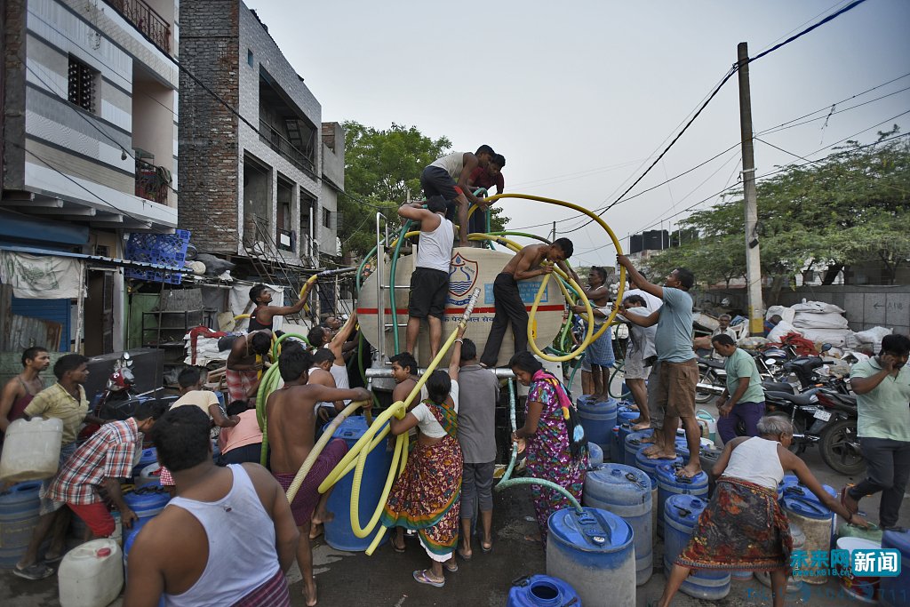 印度新德里水危机持续 民众携容器排队取水