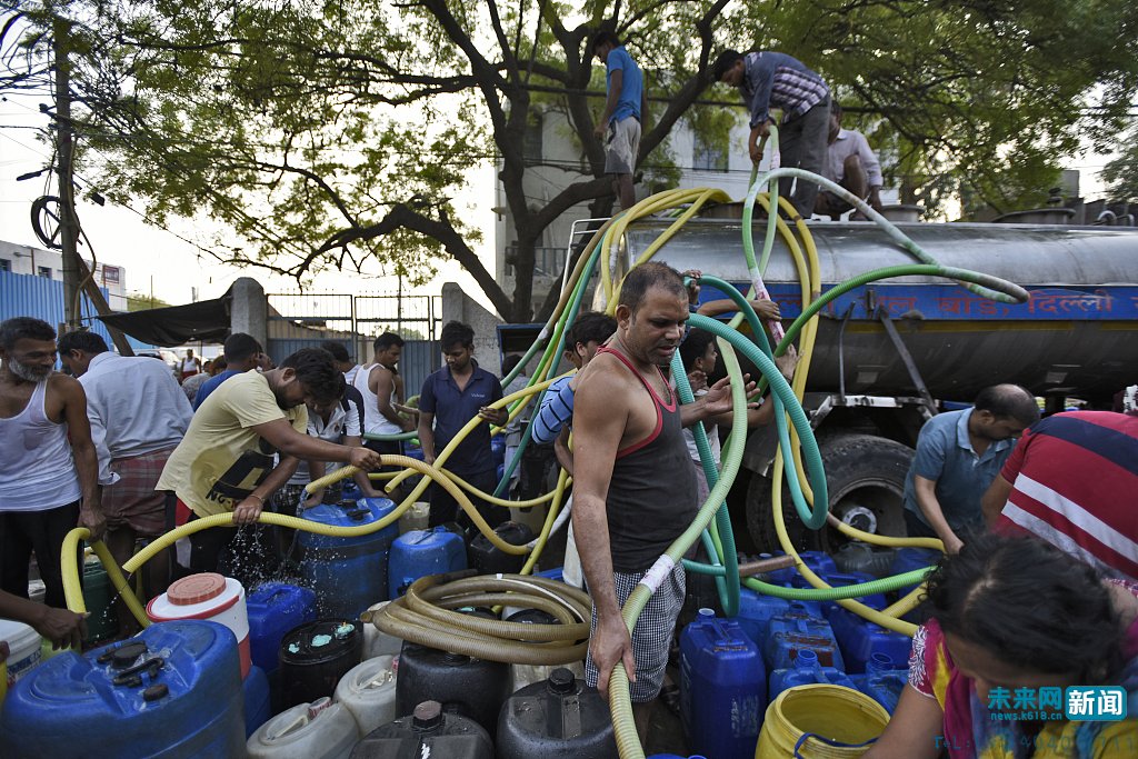 印度新德里水危机持续 民众携容器排队取水