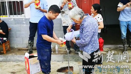 十堰：山洪来袭 70余名群众被成功疏散 消防解群众“燃眉之急”