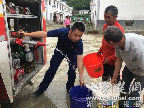 十堰：山洪来袭 70余名群众被成功疏散 消防解群众“燃眉之急”