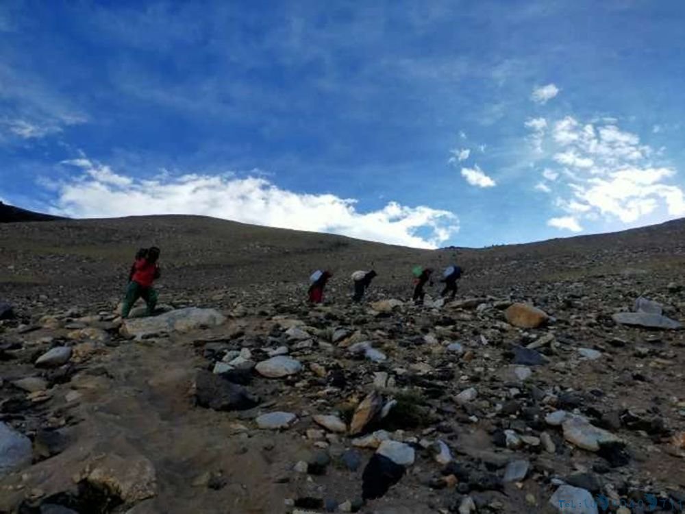 2000印军蹲山头，结果山上没水：塑料桶灌满水，人力背水上山