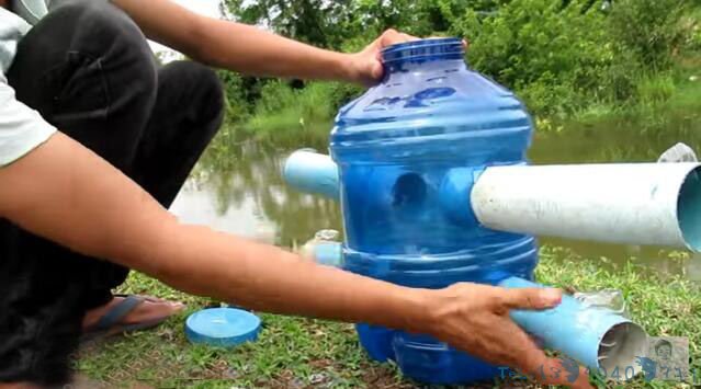 男子抓鱼方法太创意，一个废旧塑料桶就让鱼儿自己往里钻